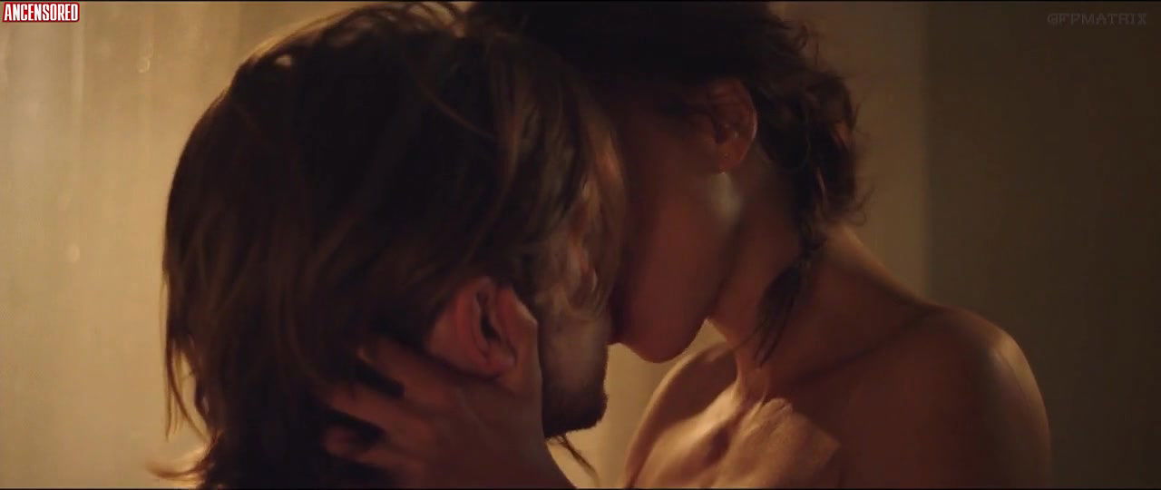 Aylin Tezel – lost in the living