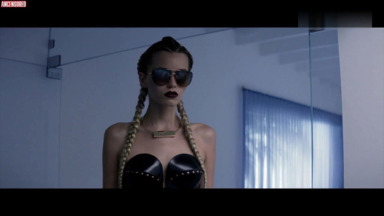Bella Heathcote – The Neon Demon