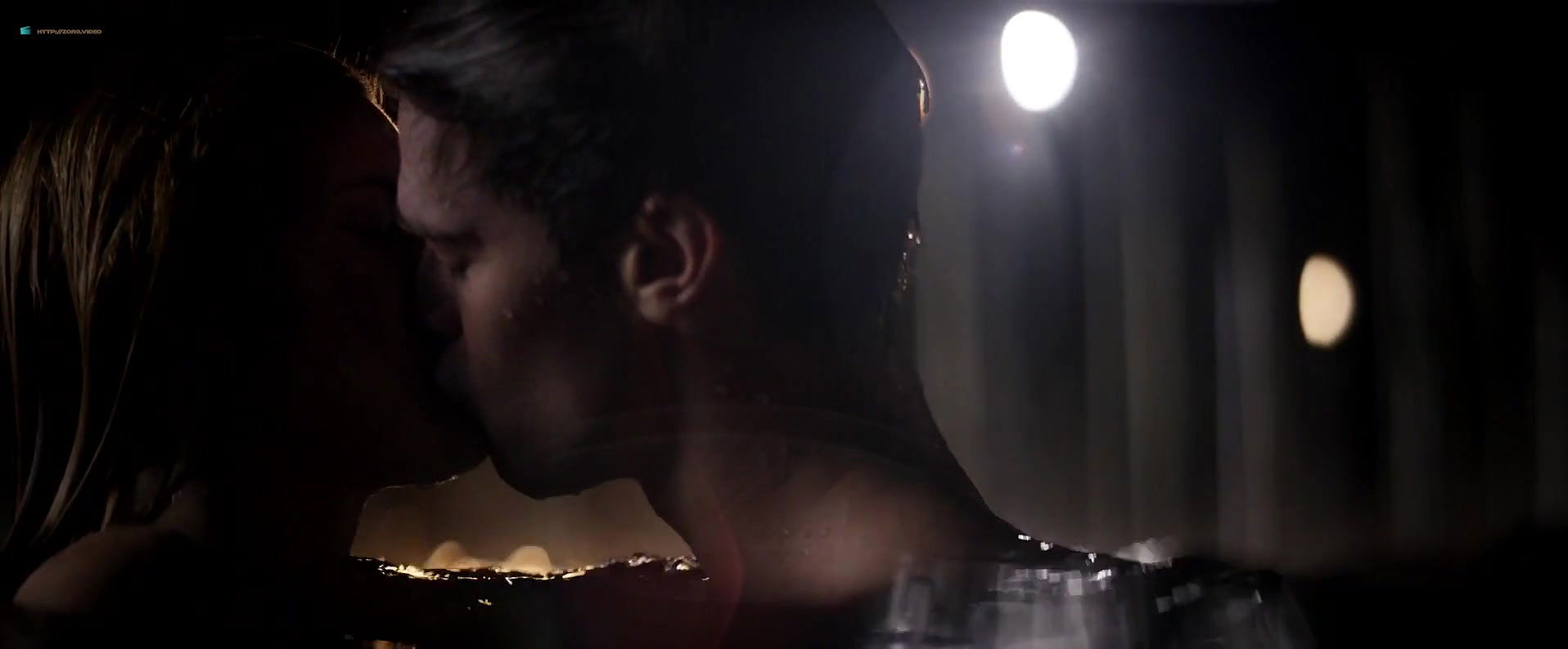 Bella Thorne – midnight sun