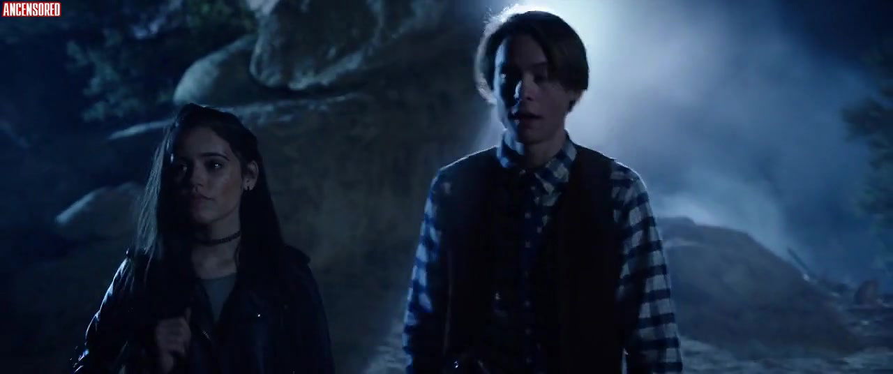 Bella Thorne – the babysitter killer queen