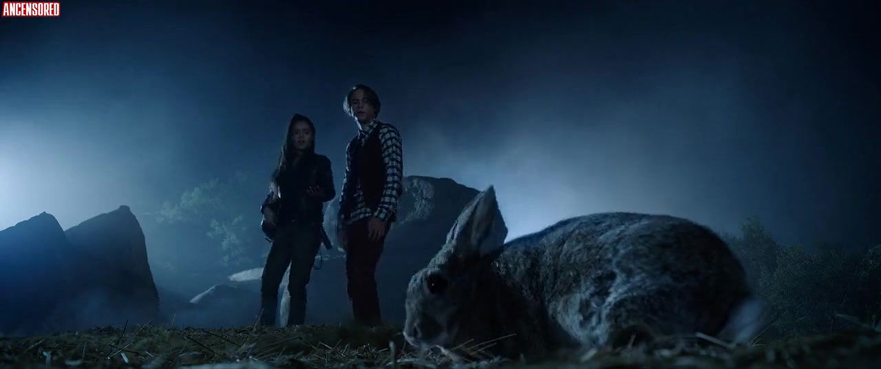 Bella Thorne – the babysitter killer queen