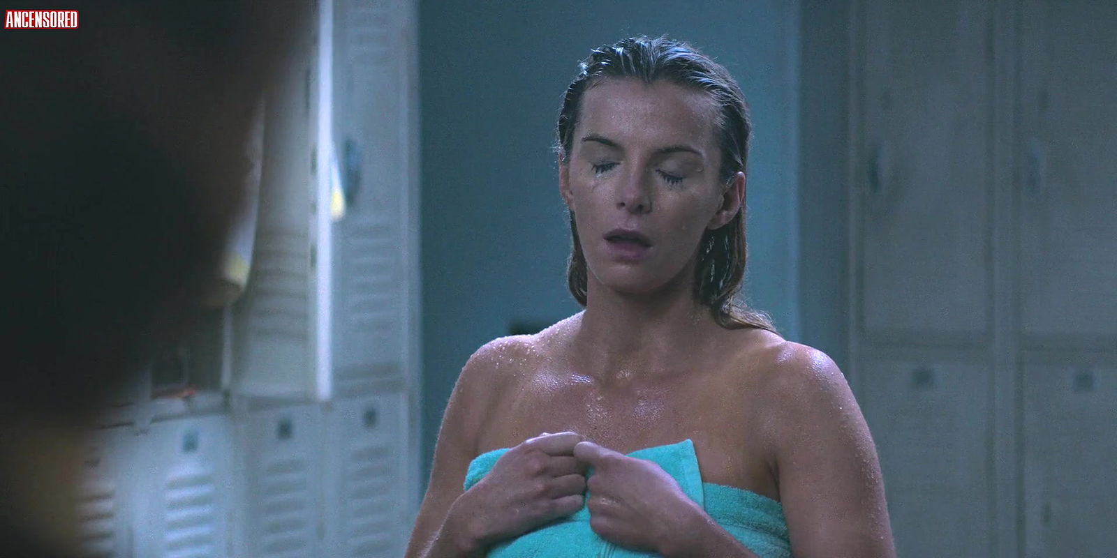 Betty Gilpin – glow