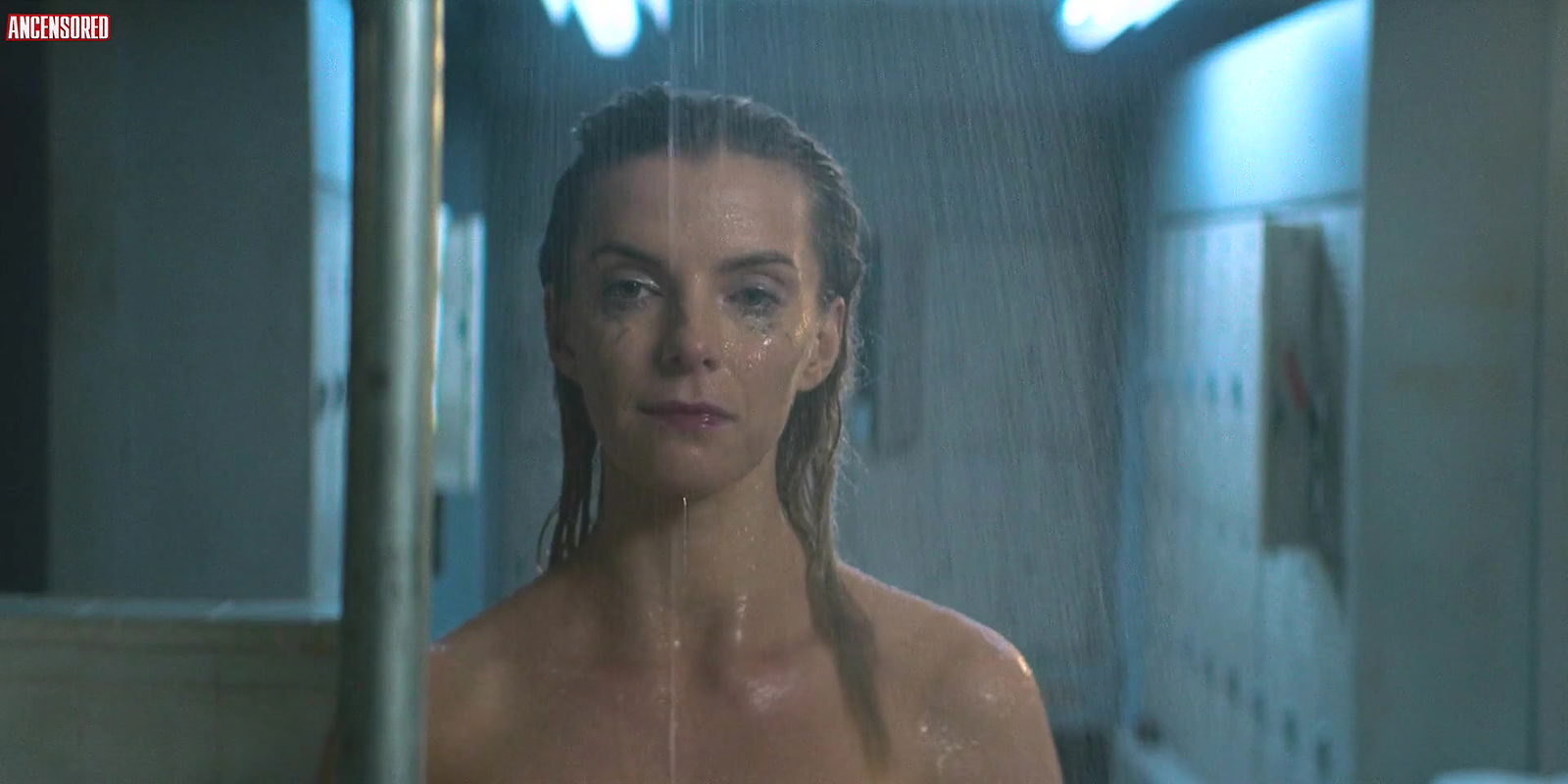 Betty Gilpin – glow