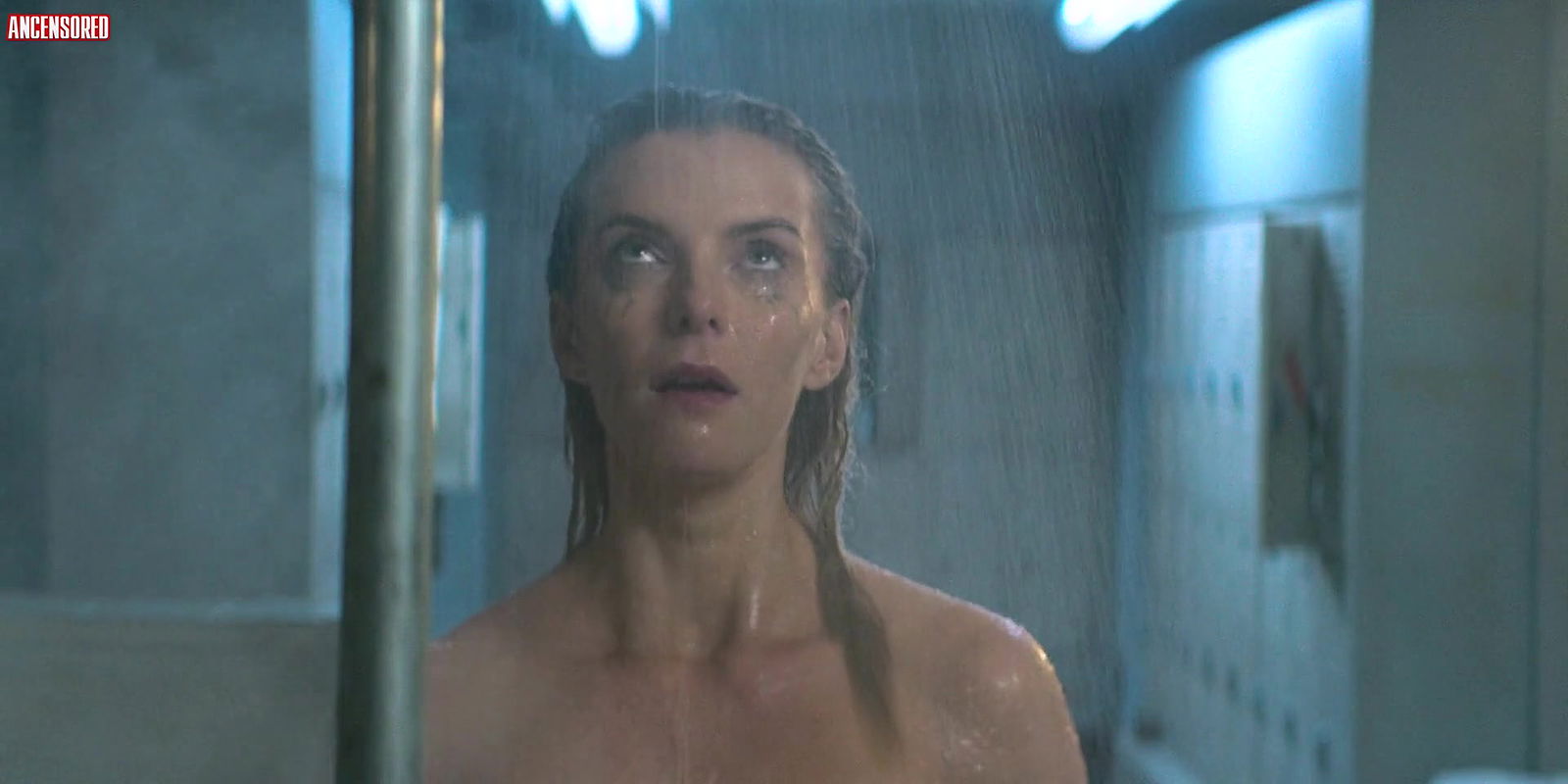 Betty Gilpin – glow