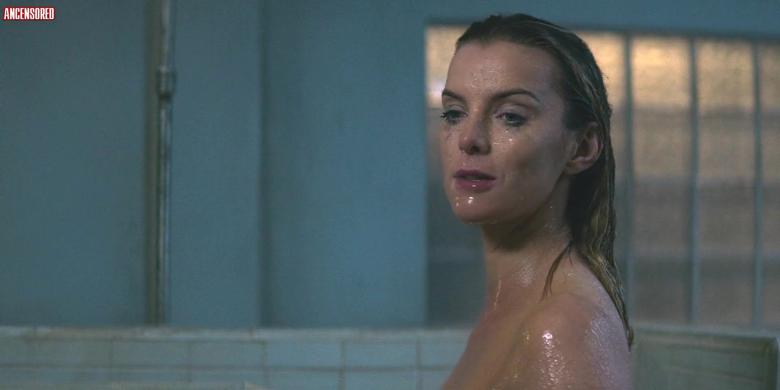 Betty Gilpin – glow