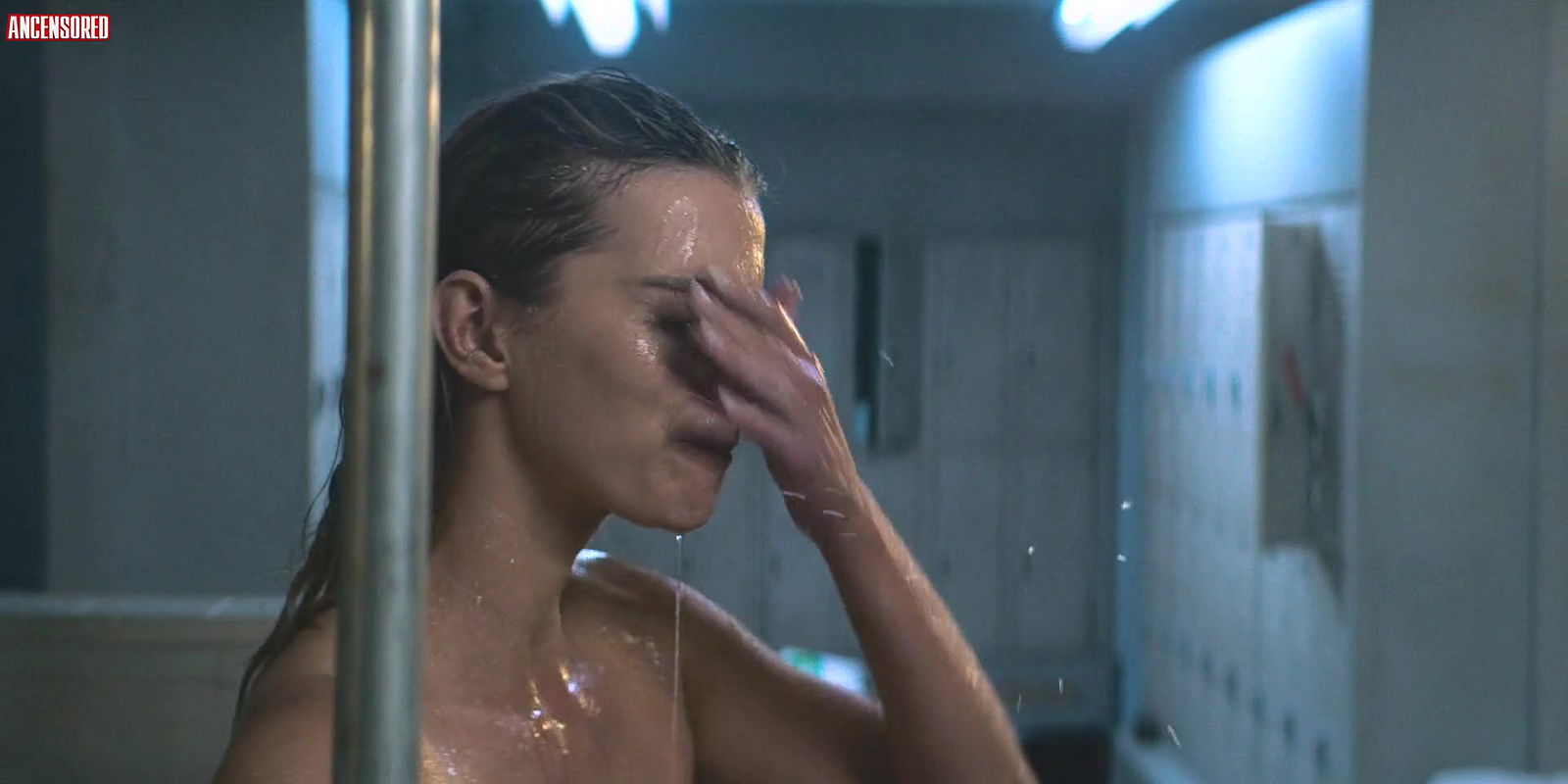 Betty Gilpin – glow