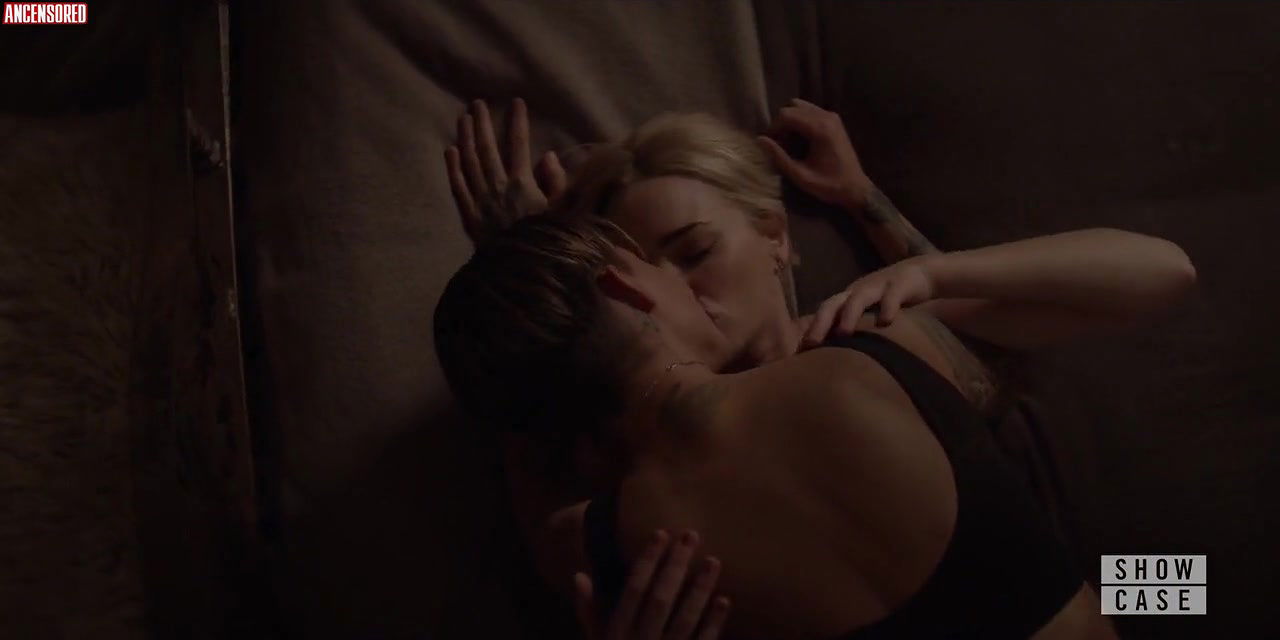 Brianne Howey – batwoman