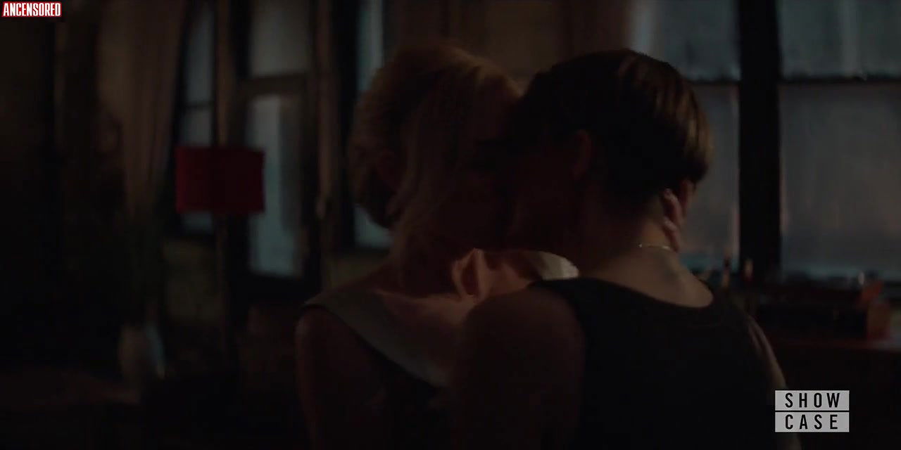 Brianne Howey – batwoman