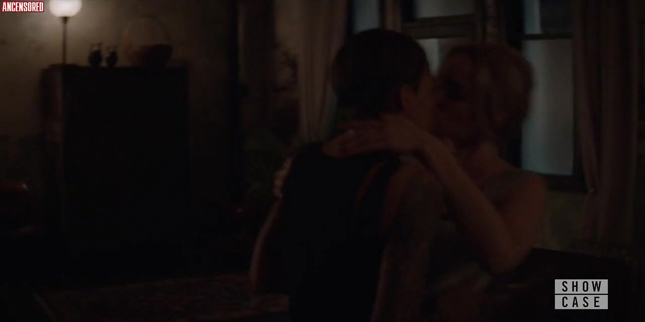 Brianne Howey – batwoman