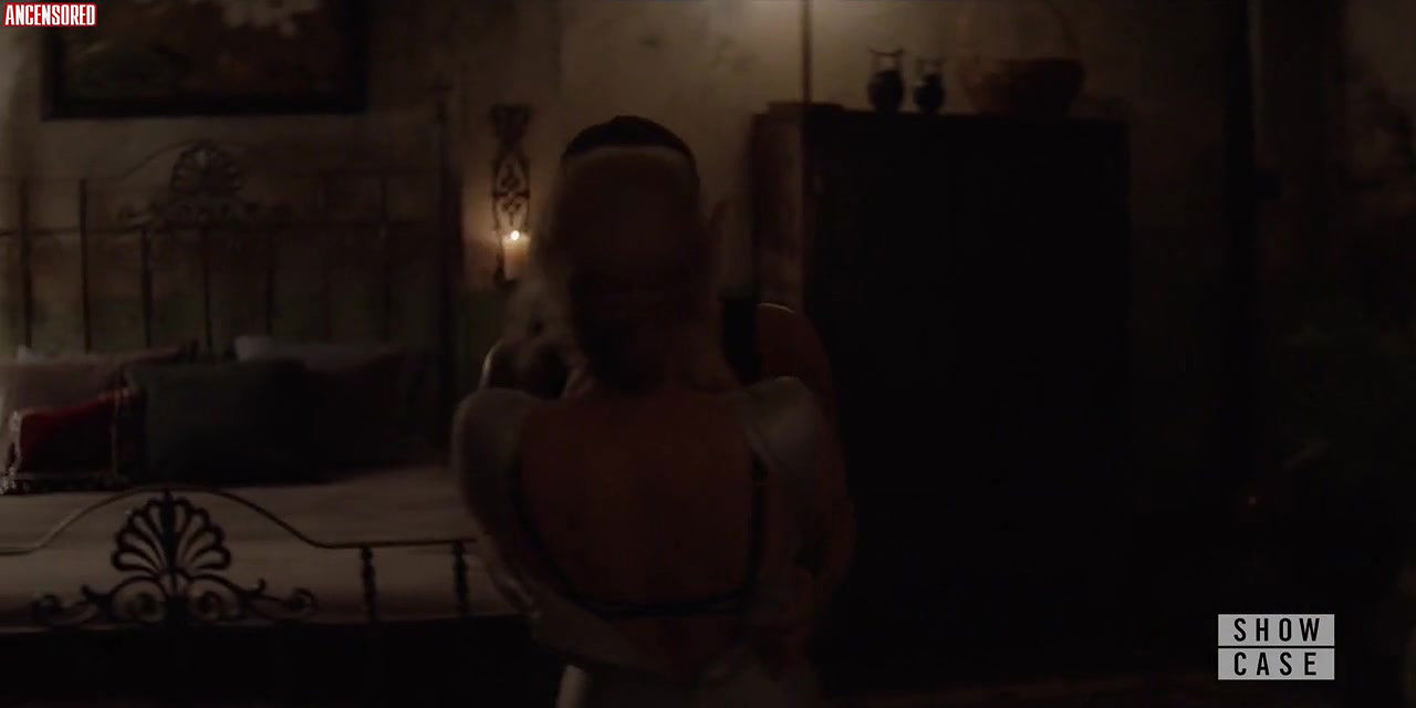 Brianne Howey – batwoman