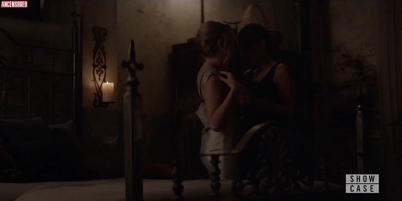 Brianne Howey – batwoman