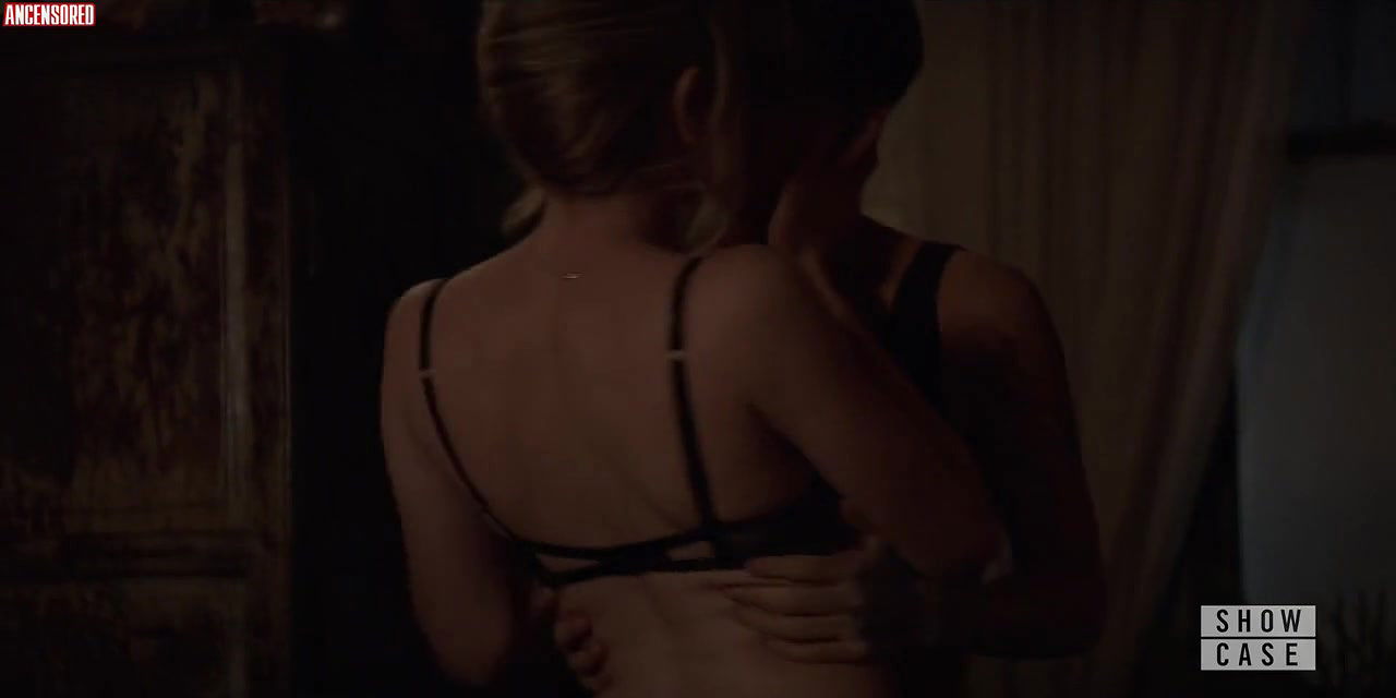 Brianne Howey – batwoman