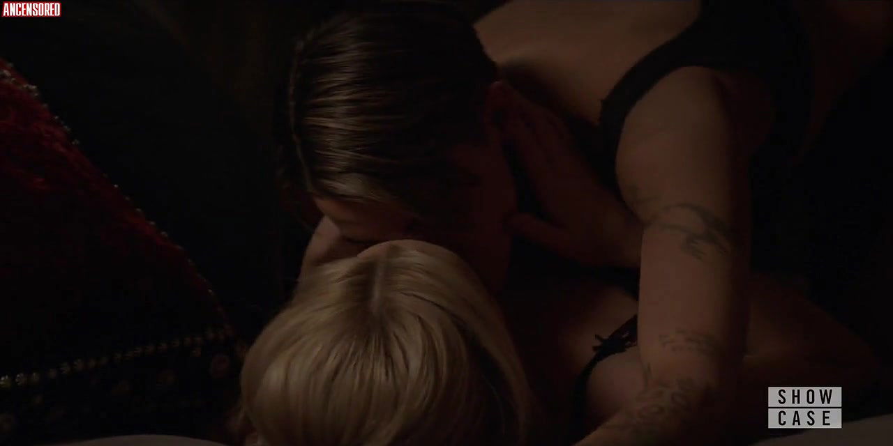 Brianne Howey – batwoman