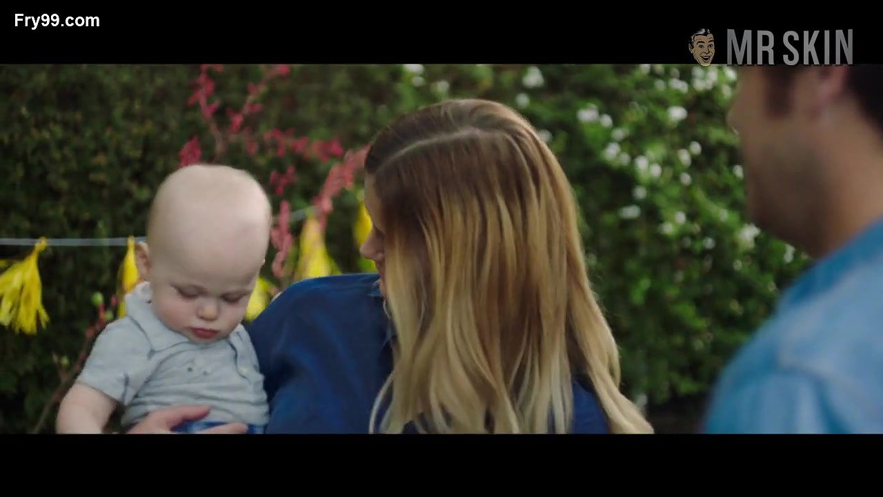 Brooklyn Decker – band aid