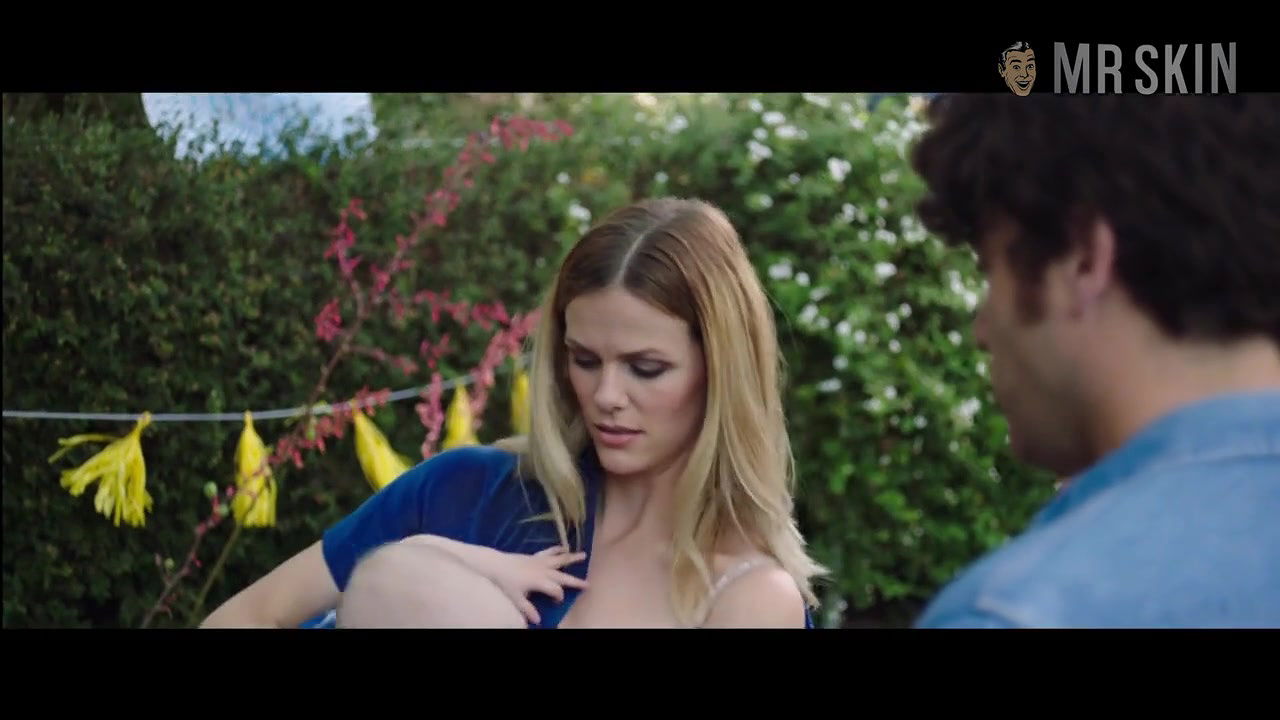 Brooklyn Decker – band aid