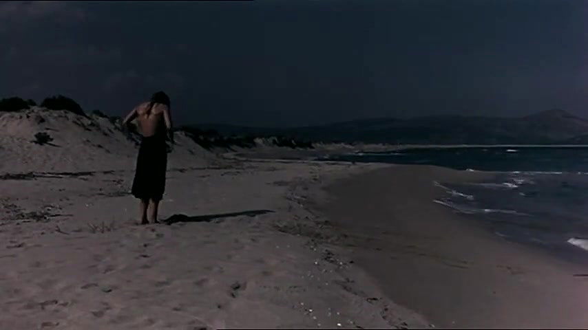 Carole Andr – violentata sulla sabbia