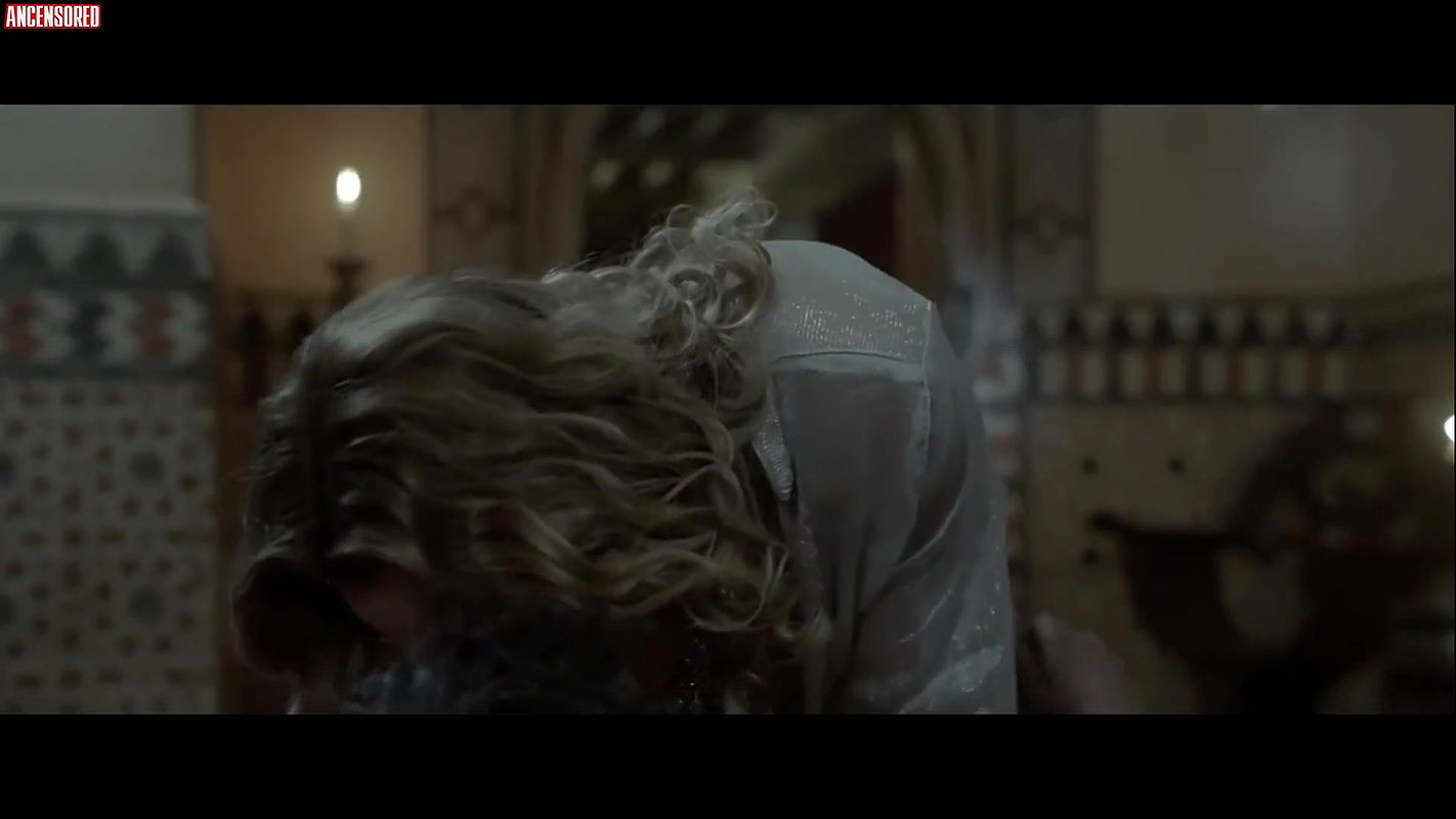 Carolina Crescentini – sand fire