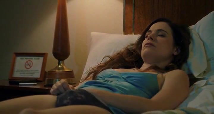 Caroline Dhavernas – easy living