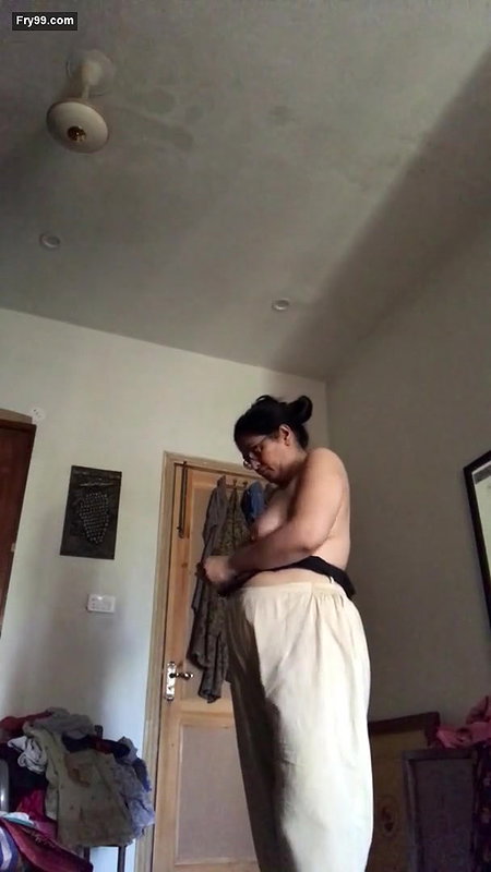 Mature bhabhi making changing video for lover