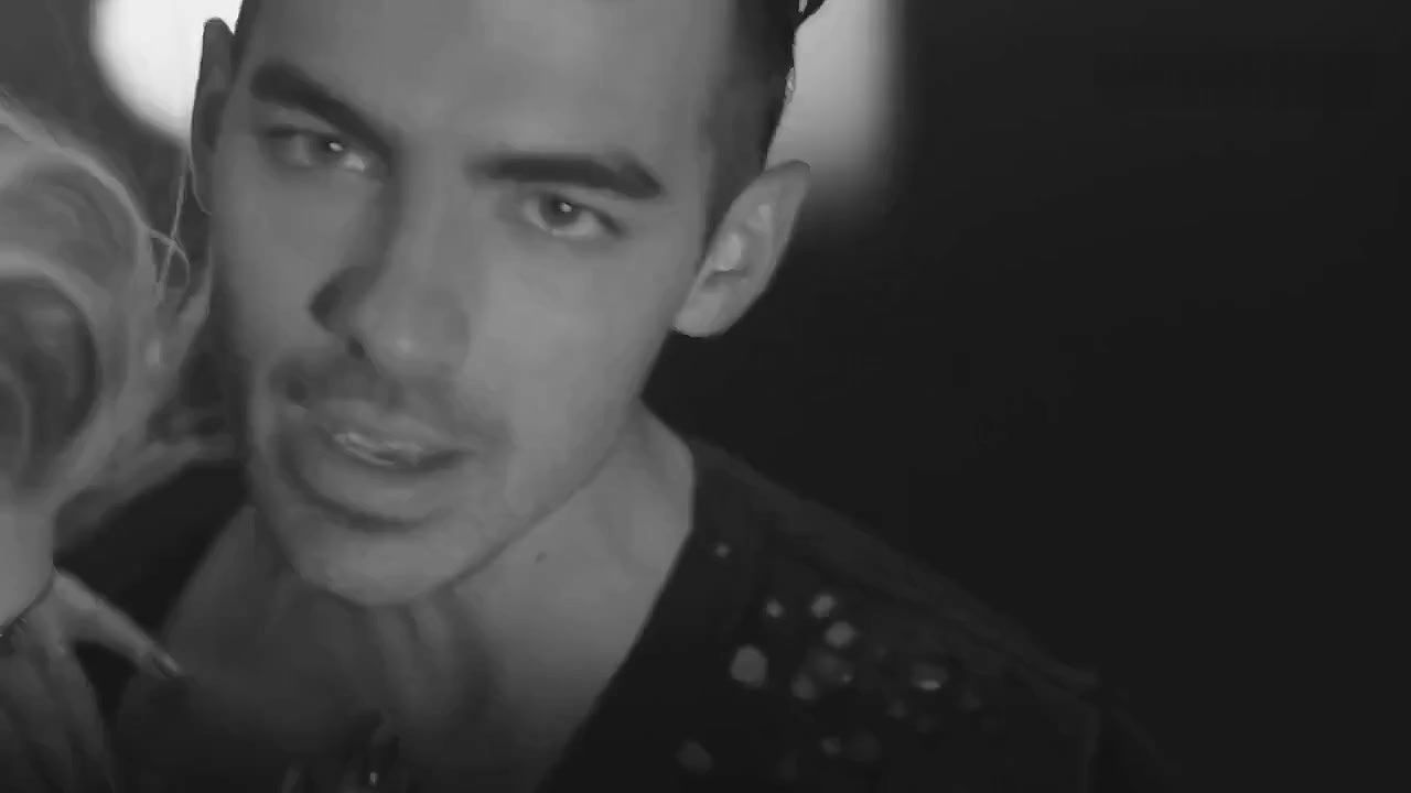 Charlotte McKinney – dnce body moves