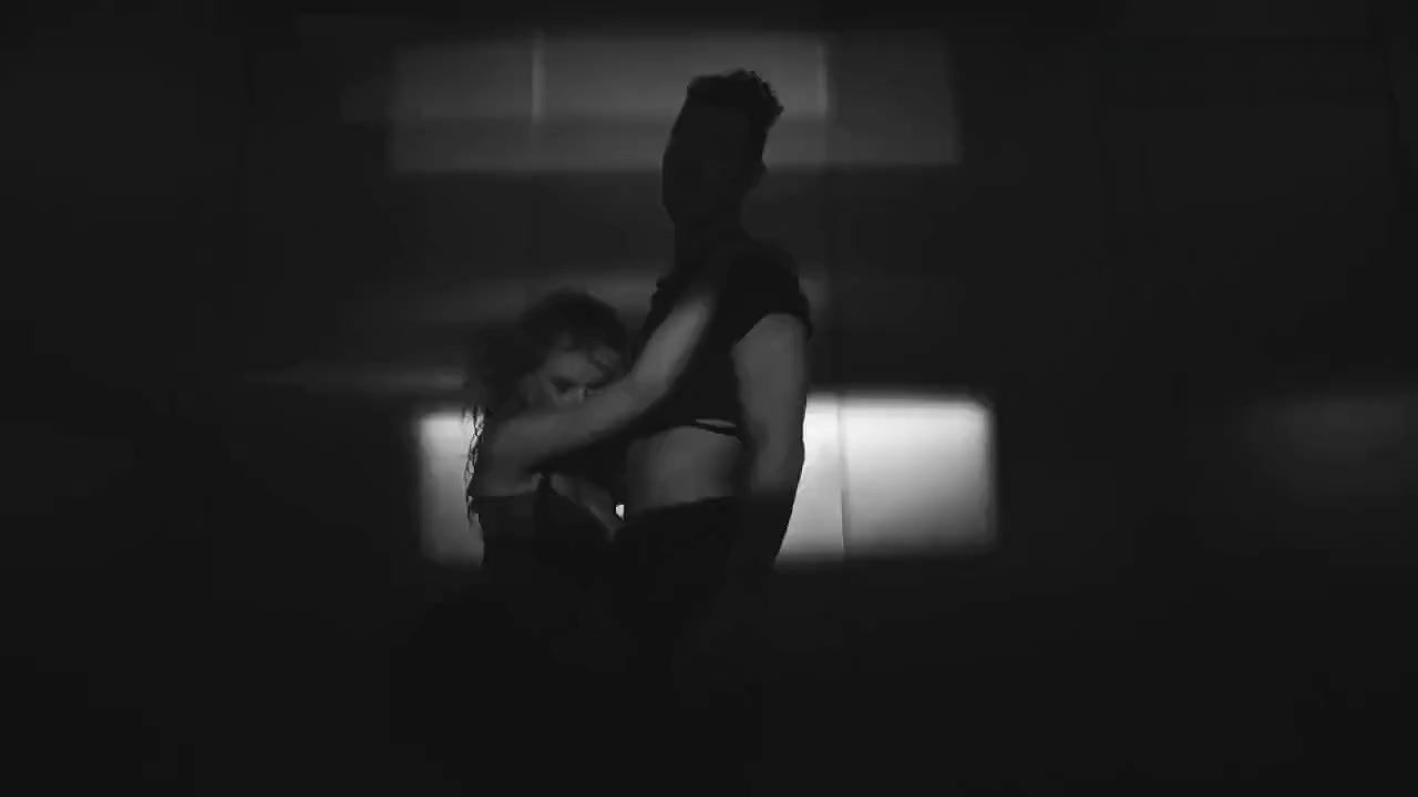 Charlotte McKinney – dnce body moves