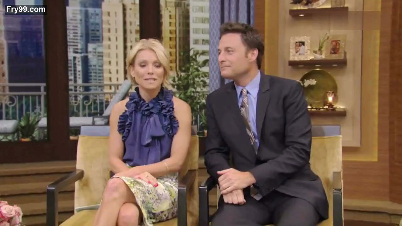 Christina Hendricks – live with kelly