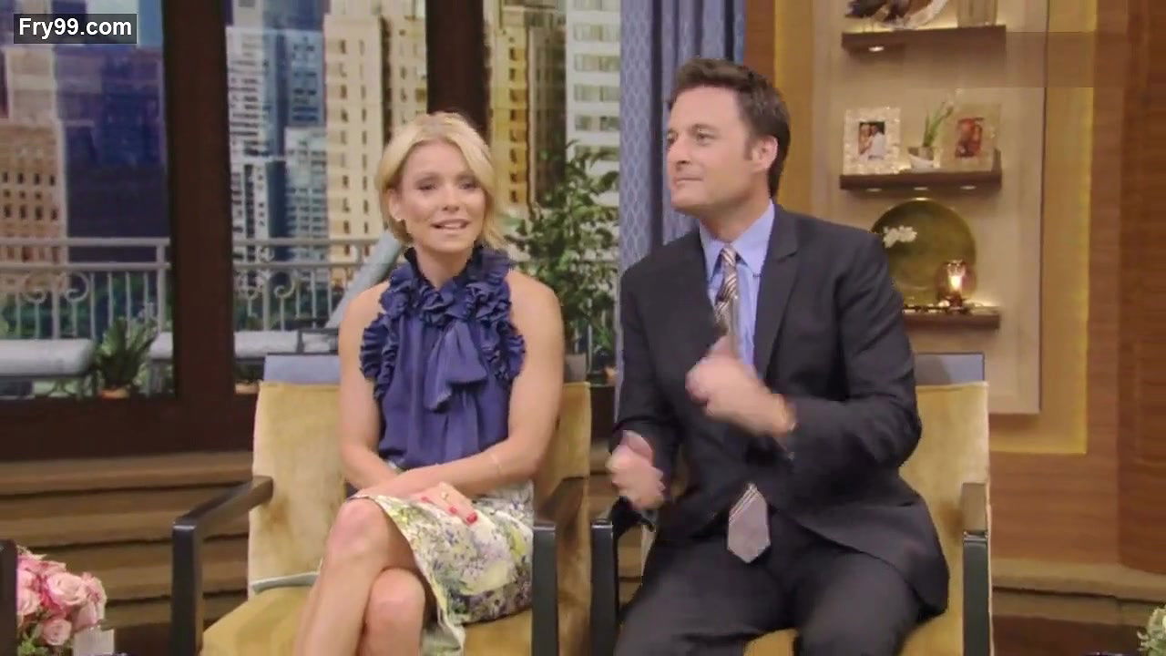 Christina Hendricks – live with kelly