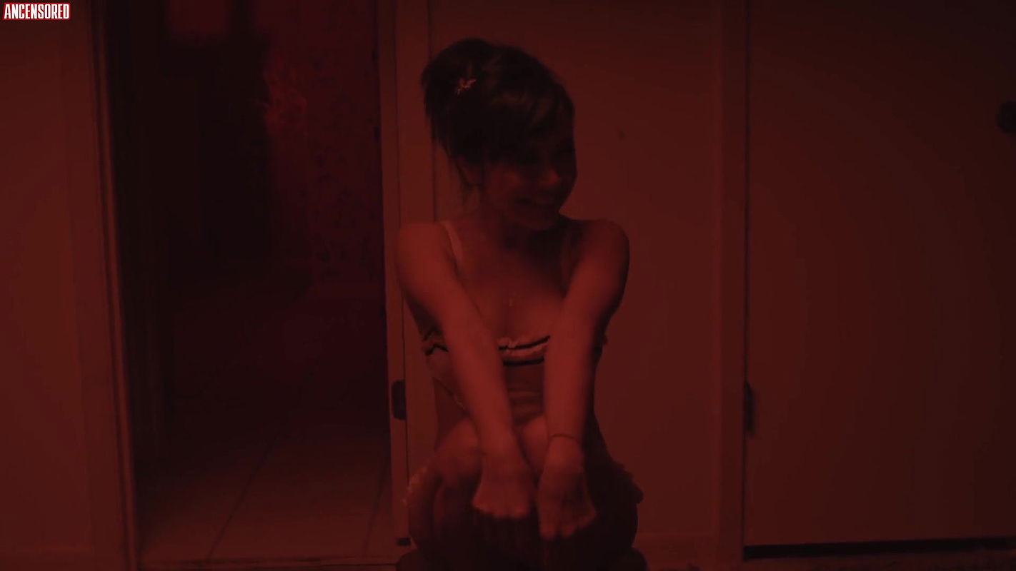 Christine Nguyen – girls guns and blood