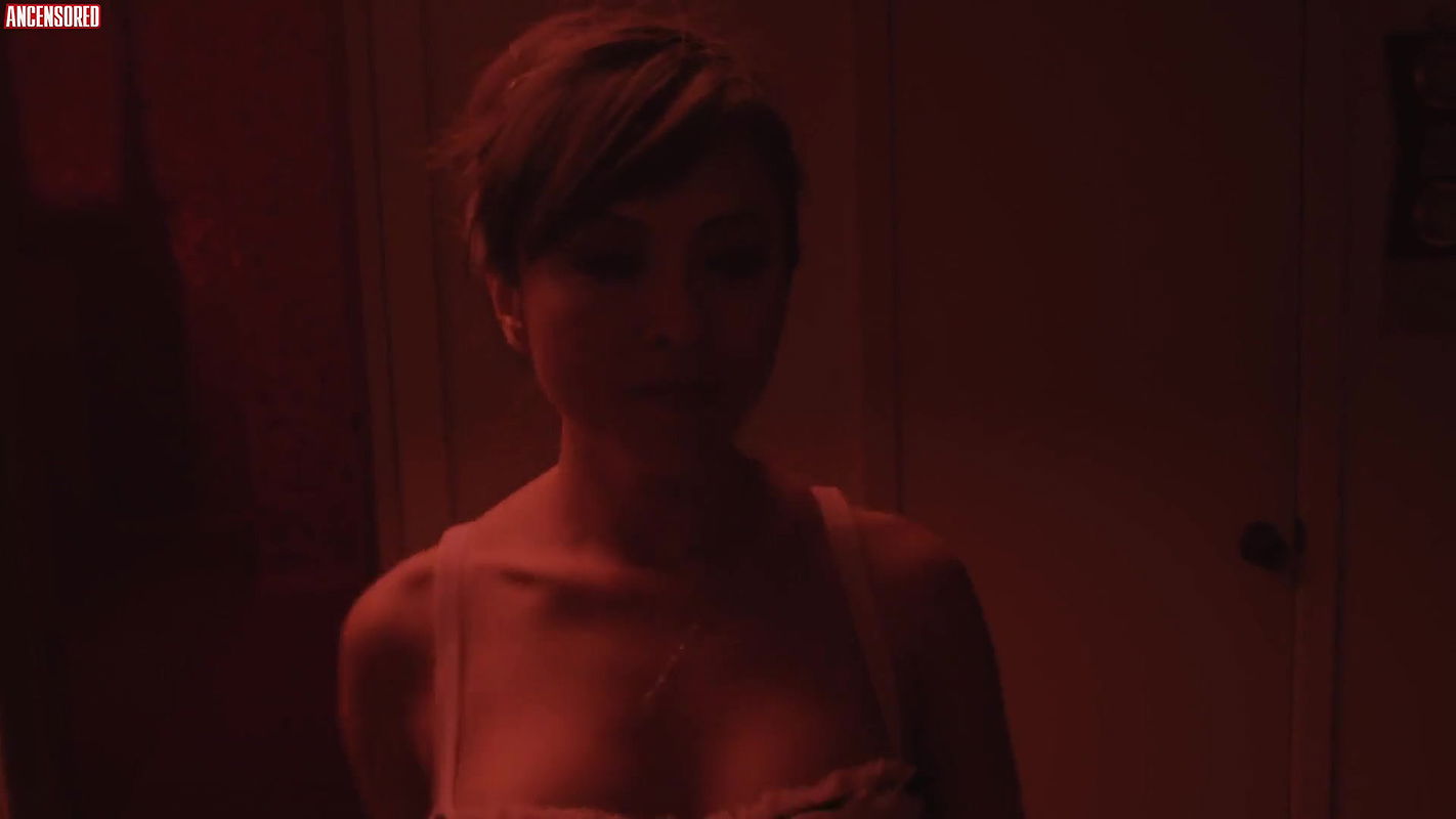 Christine Nguyen – girls guns and blood