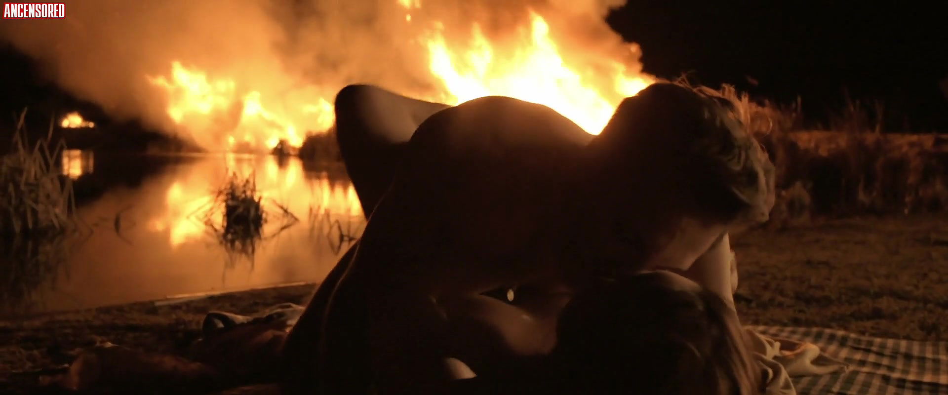 Claire van der Boom – love is now