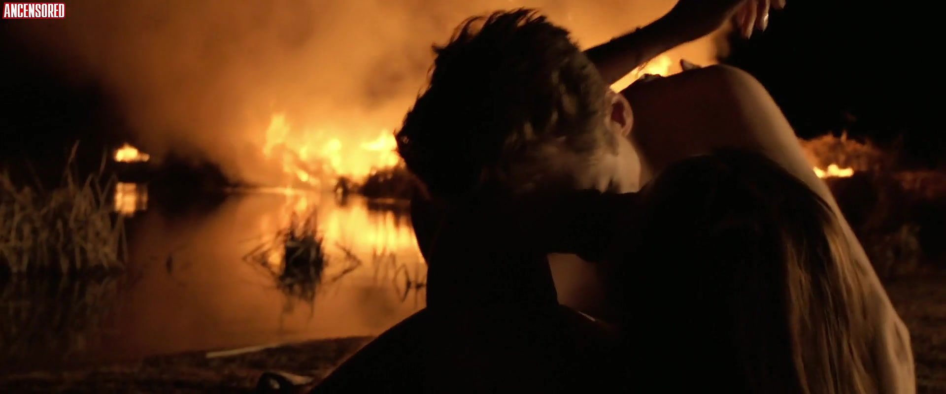 Claire van der Boom – love is now