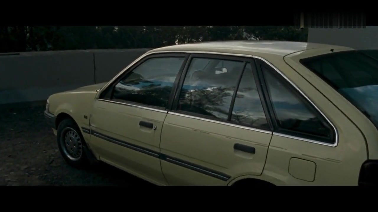 Claire van der Boom – the square