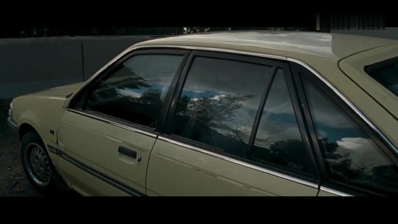 Claire van der Boom – the square