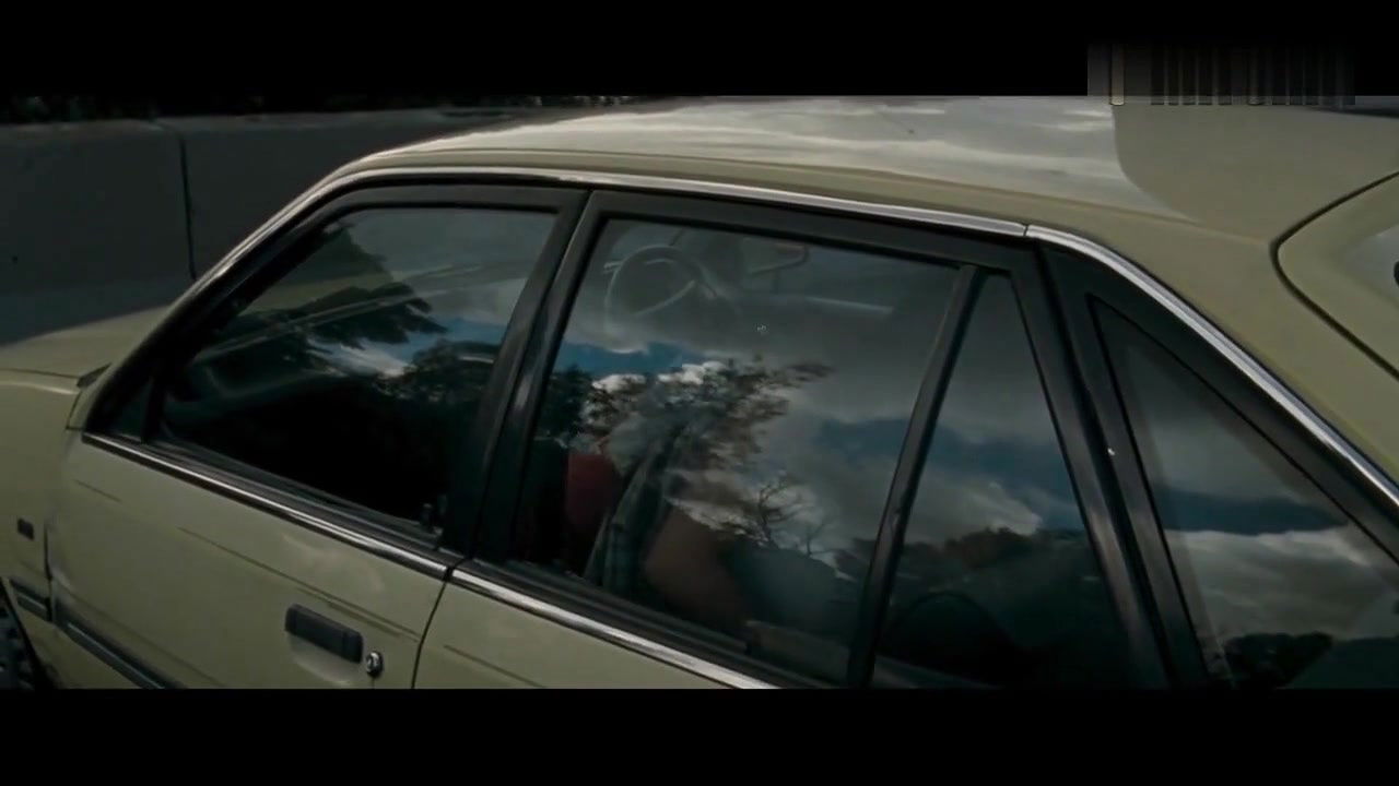 Claire van der Boom – the square