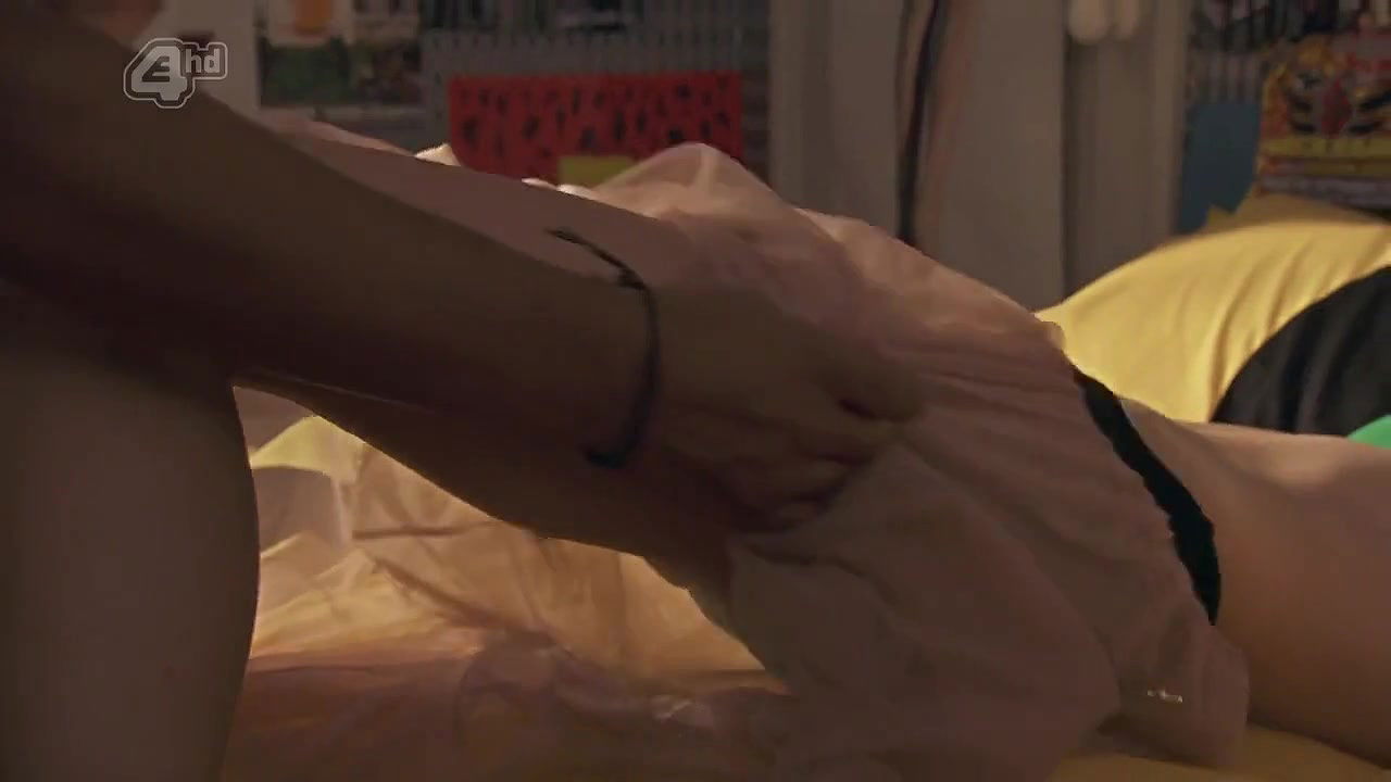 Dakota Blue Richards – Skins