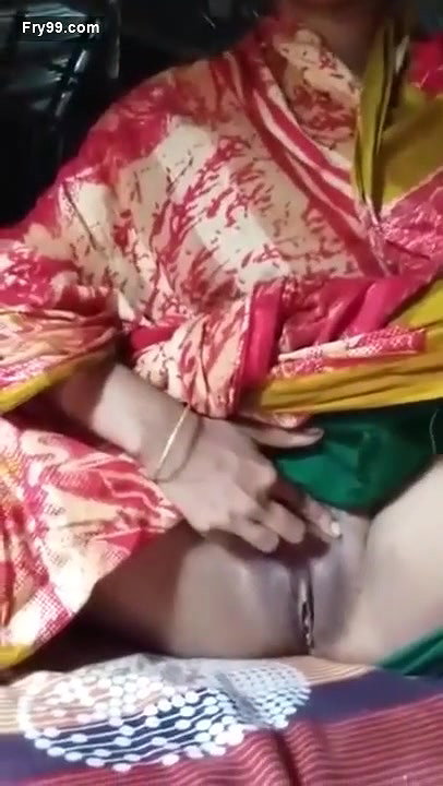 Desi Married Girl Showing Boobs and Pussy