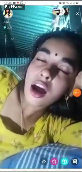 Desi Hot Girl Showing Boobs and Pussy