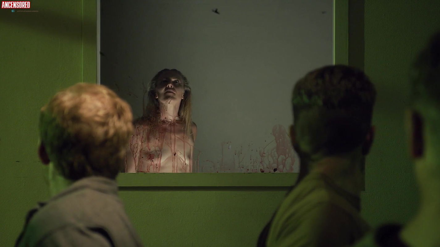 Dominique Swain – nazi overlord