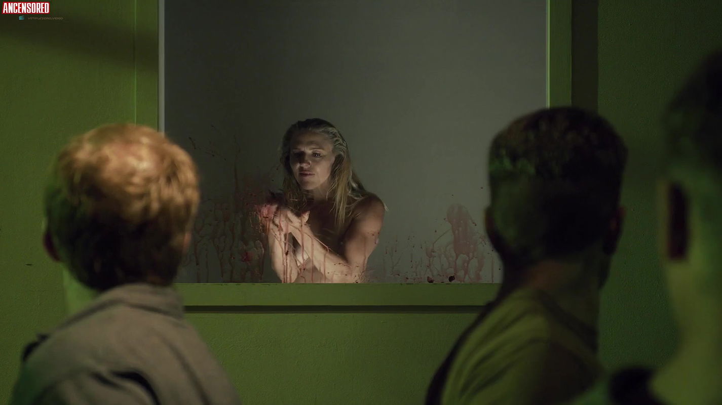 Dominique Swain – nazi overlord