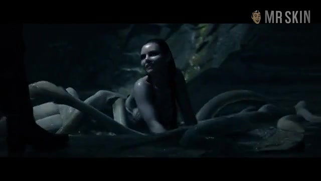 Eline Powell – king arthur legend of the sword