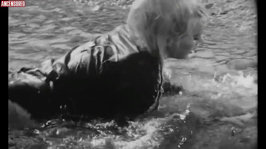 Elke Sommer – seduction by the sea