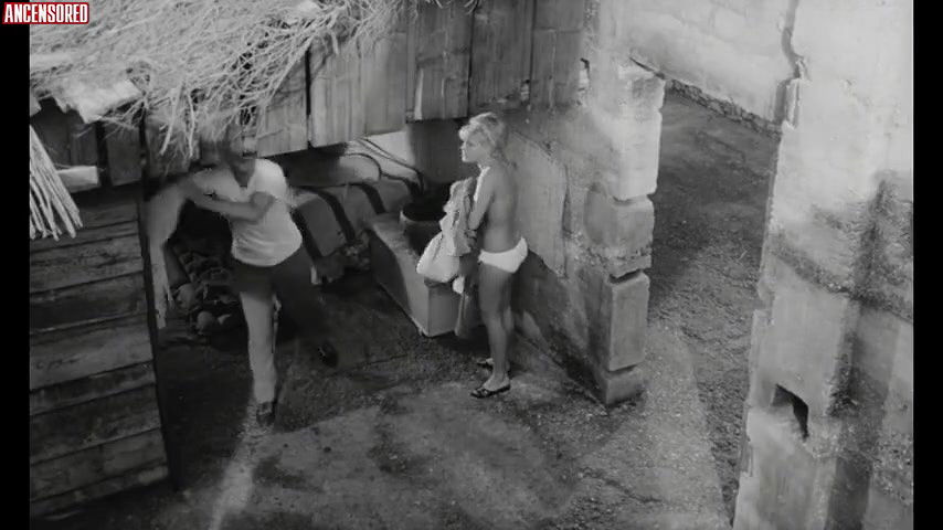 Elke Sommer – seduction by the sea