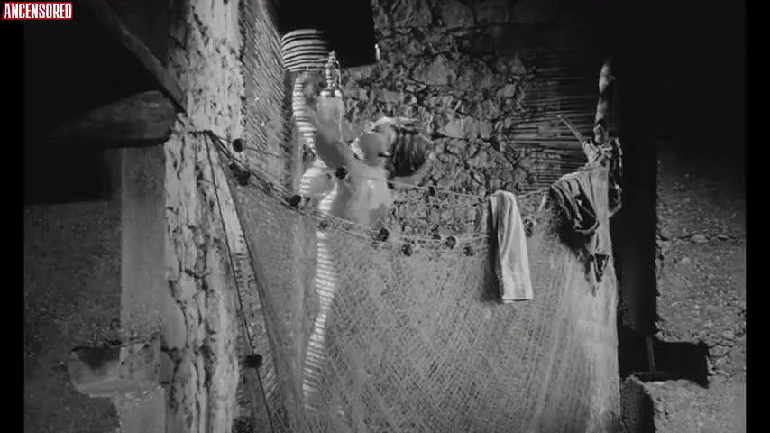 Elke Sommer – seduction by the sea