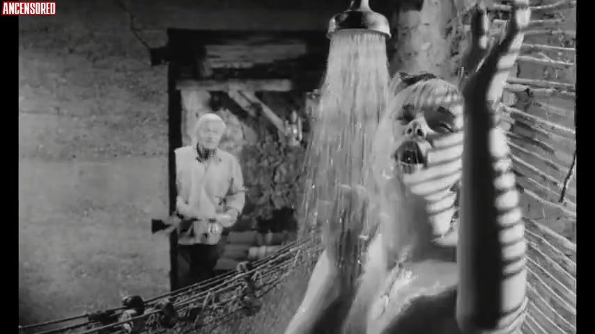 Elke Sommer – seduction by the sea