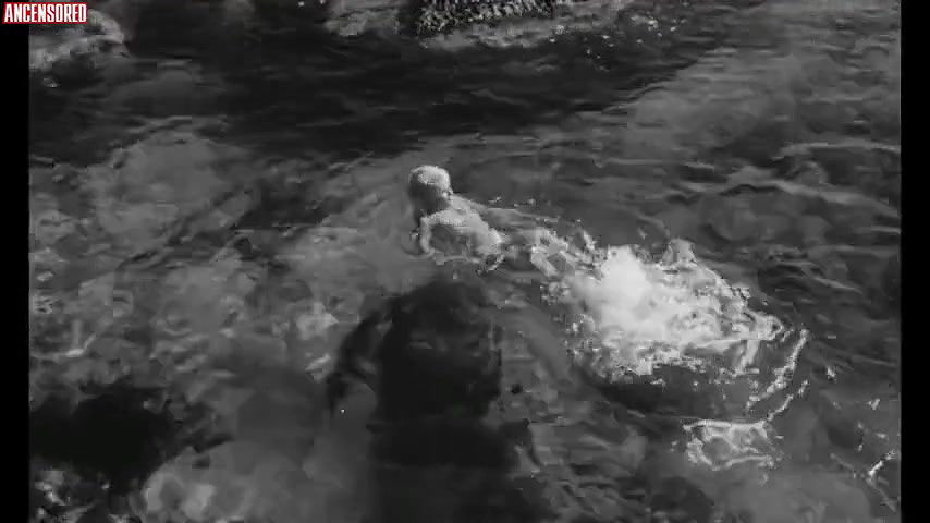 Elke Sommer – seduction by the sea