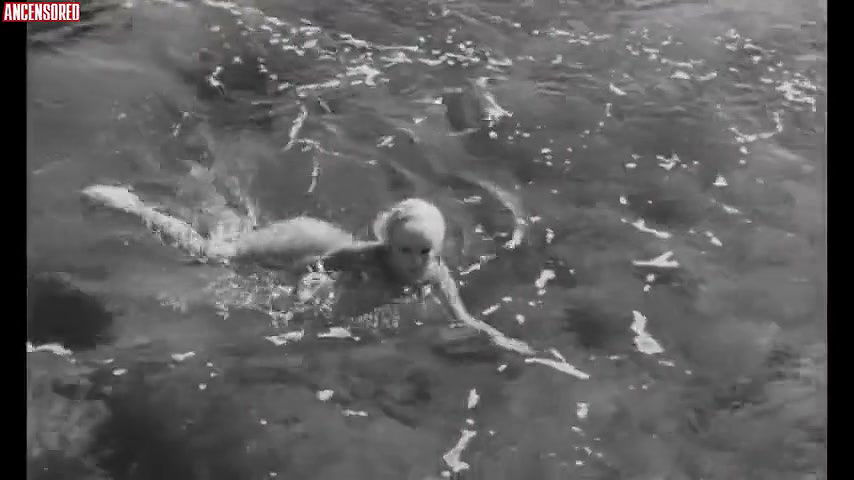 Elke Sommer – seduction by the sea