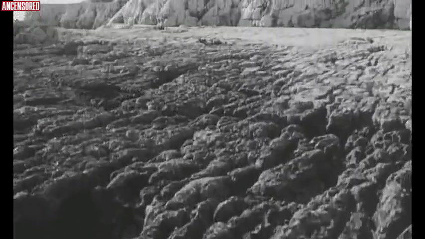 Elke Sommer – seduction by the sea