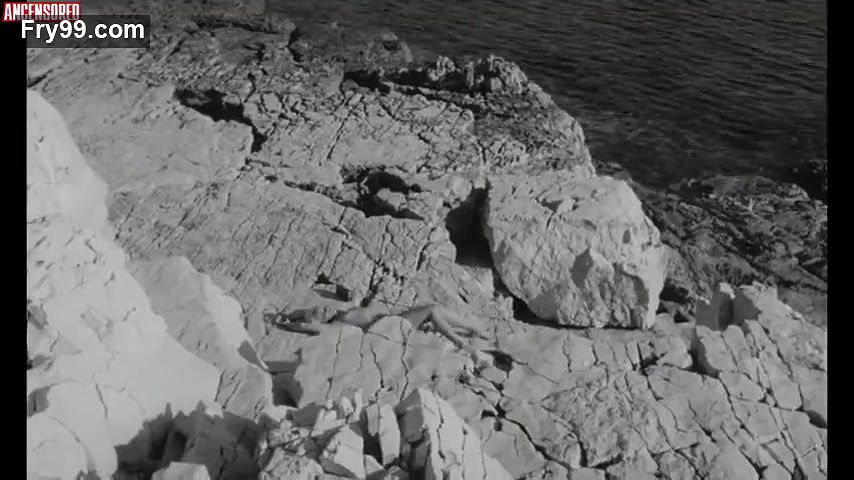 Elke Sommer – seduction by the sea