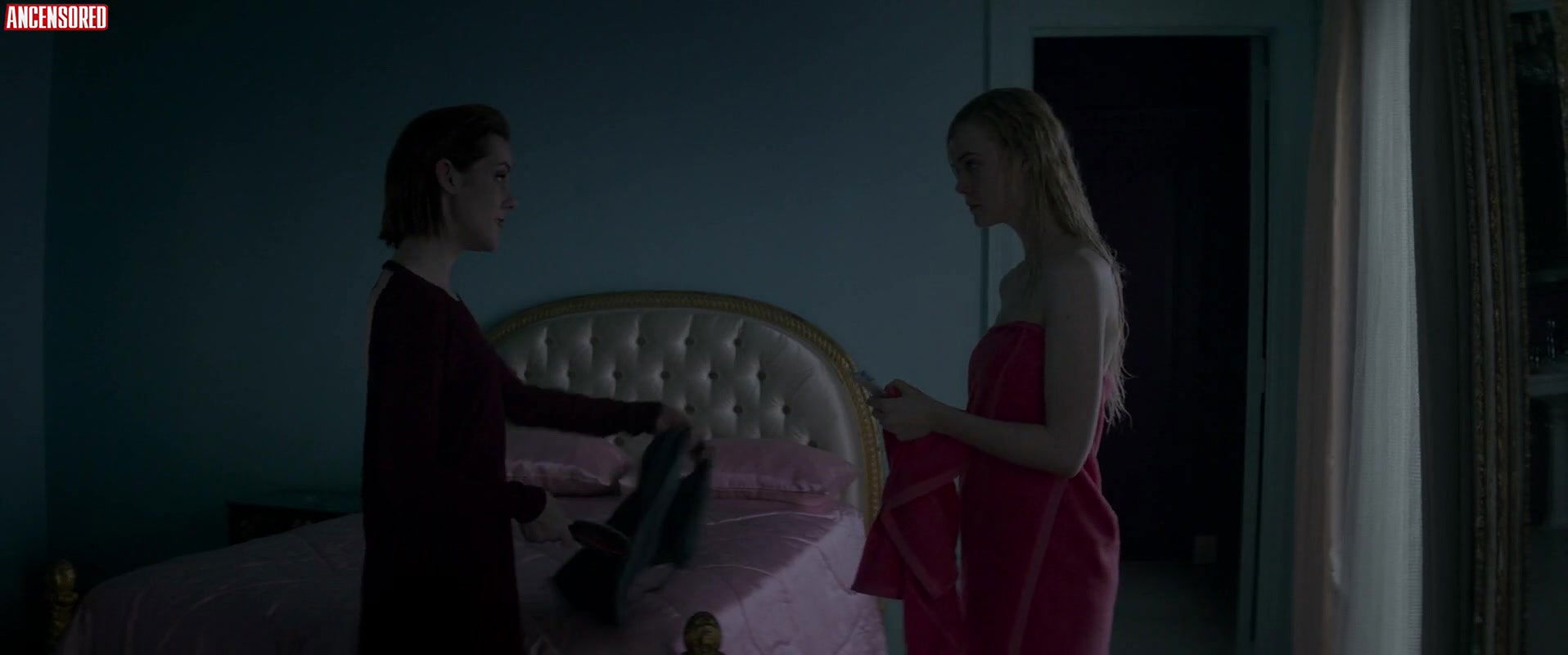 Elle Fanning – The Neon Demon