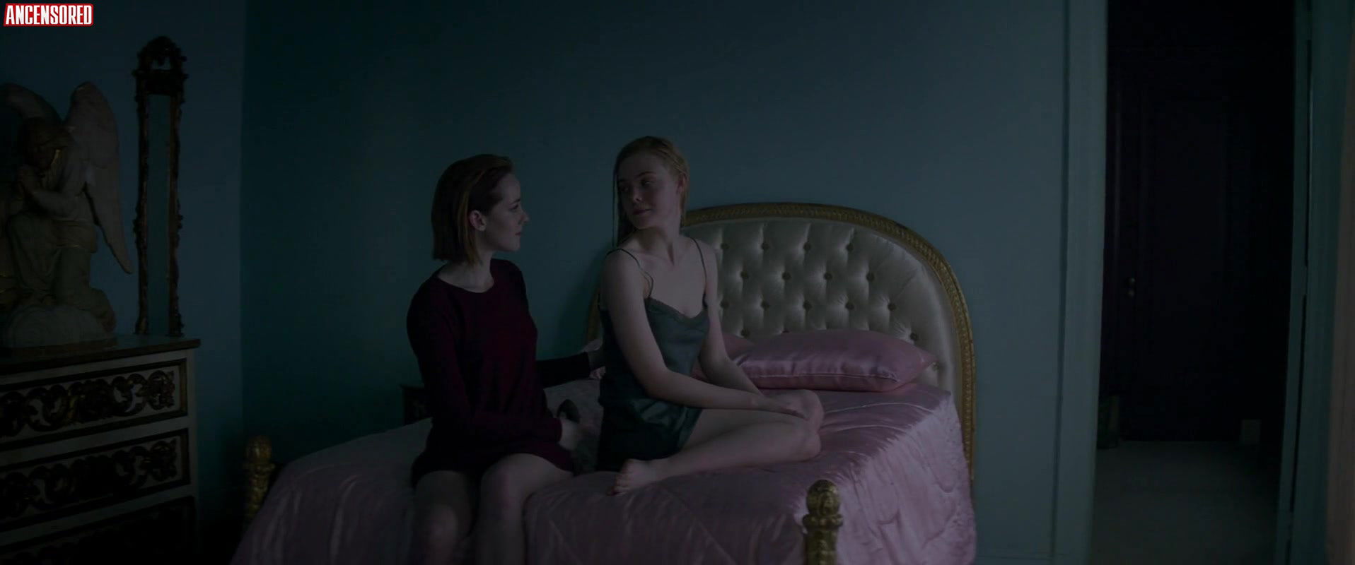 Elle Fanning – The Neon Demon